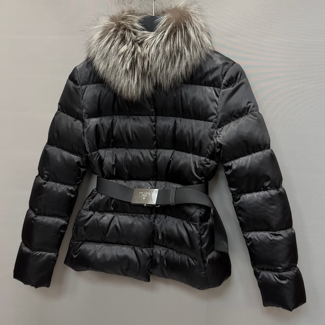 프라다 폭스퍼 트리밍 벨트 로고 숏 패딩 (33 44)  상품이미지3