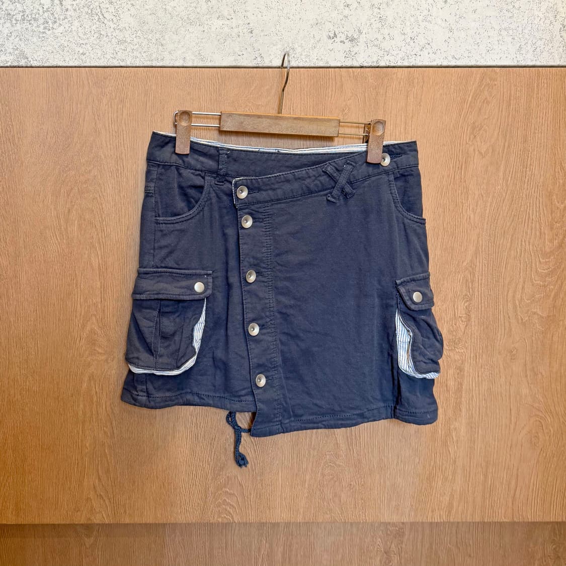 빈티지 카고 랩 미디 스커트 버튼업 밑단 스트링 디테일 네이비 상품이미지1