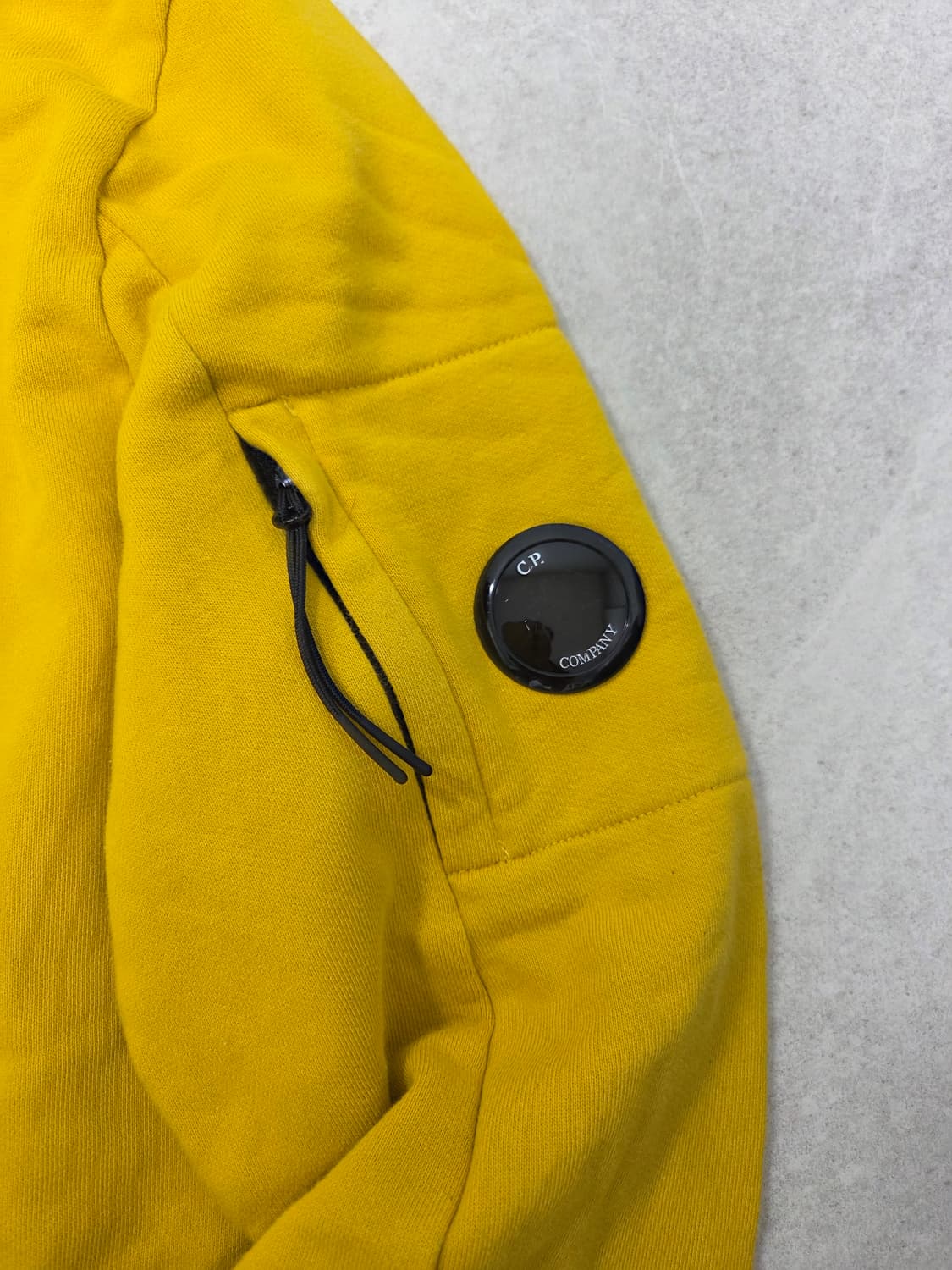 CP컴퍼니의 노란색 맨투맨 상품이미지3