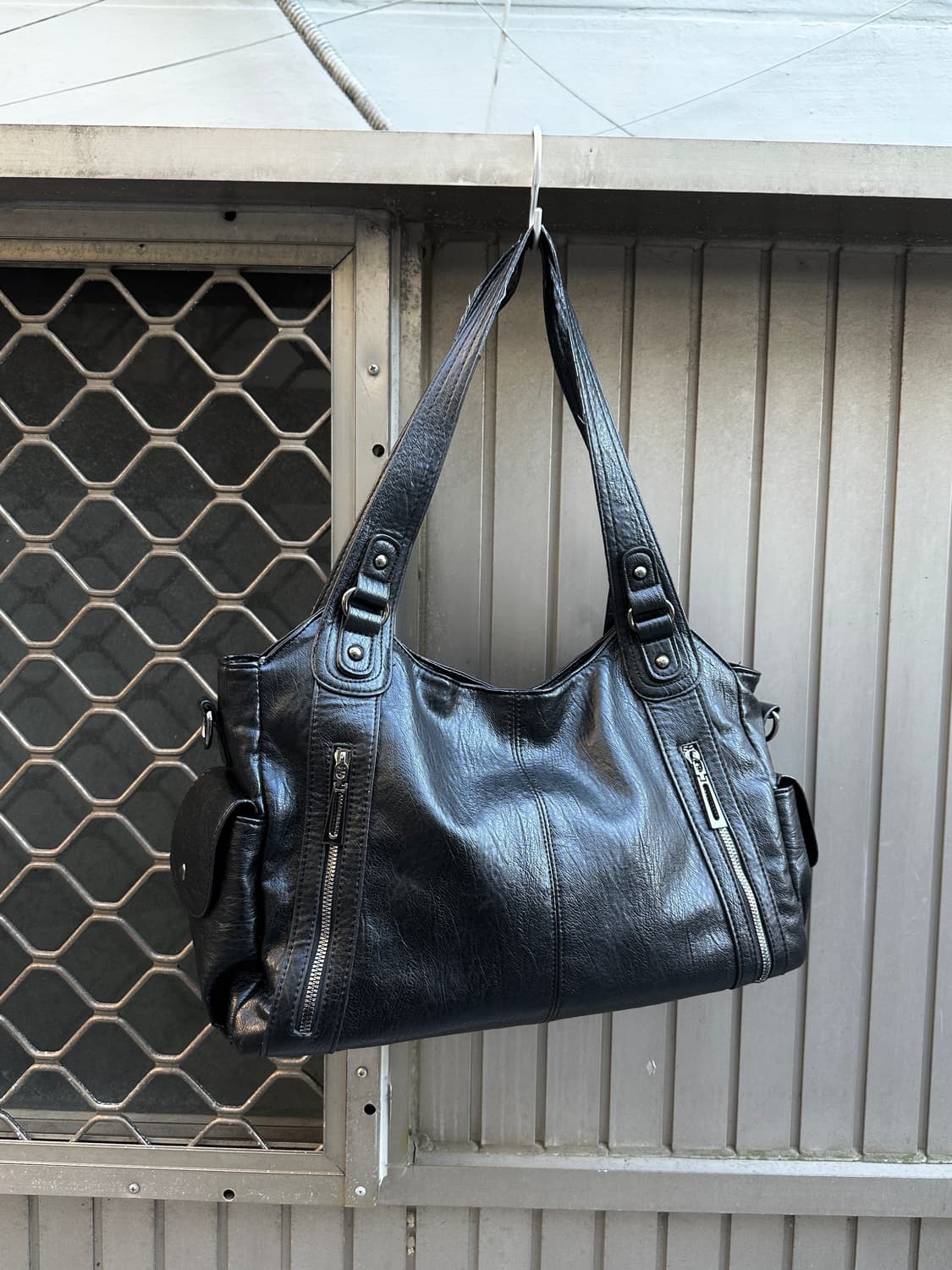 Black leather zipper point shoulder bag 상품이미지1
