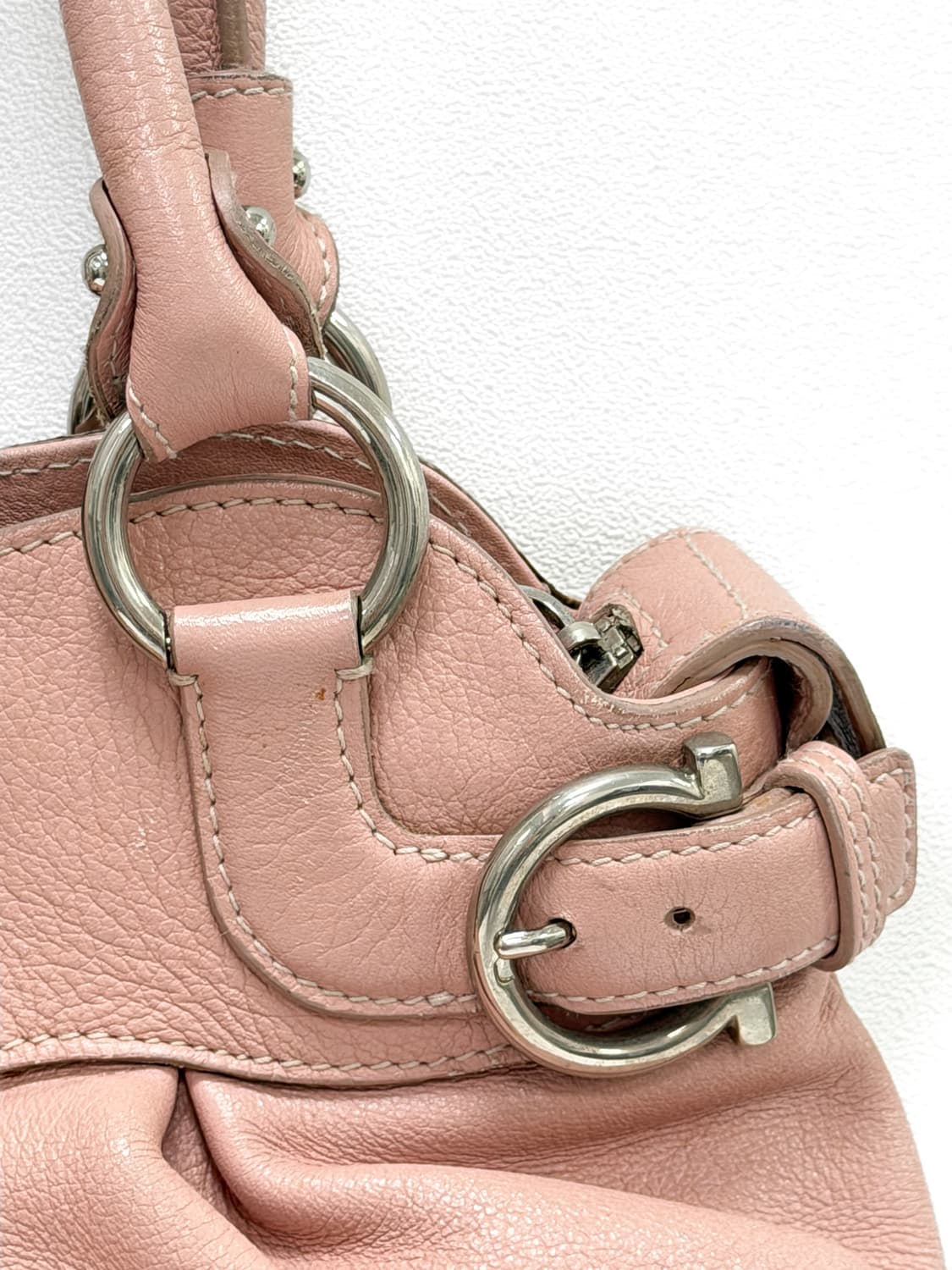 페라가모 핑크 레더 숄더백 상품이미지3