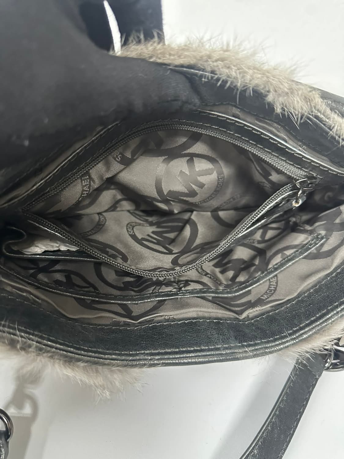 마이클코어스 y2k 토끼퍼 송치 체인 크로스바디 숄더백 상품이미지7