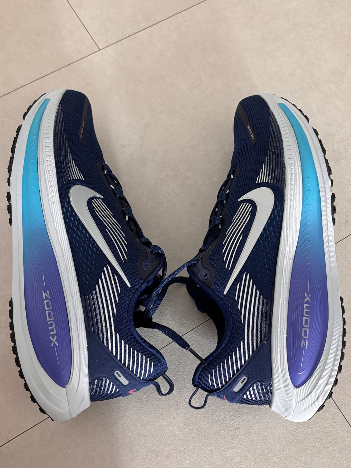 Nike Vomero 18 Blue Void Blue Lightning 상품이미지6