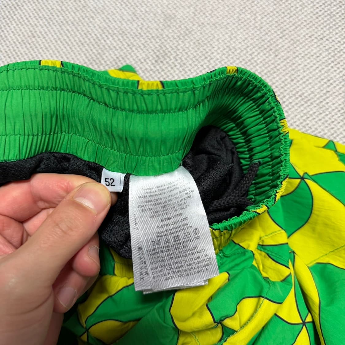 보테가 베네타 웨이비 트라이앵글 패턴 퀼팅 스윔팬츠 상품이미지3