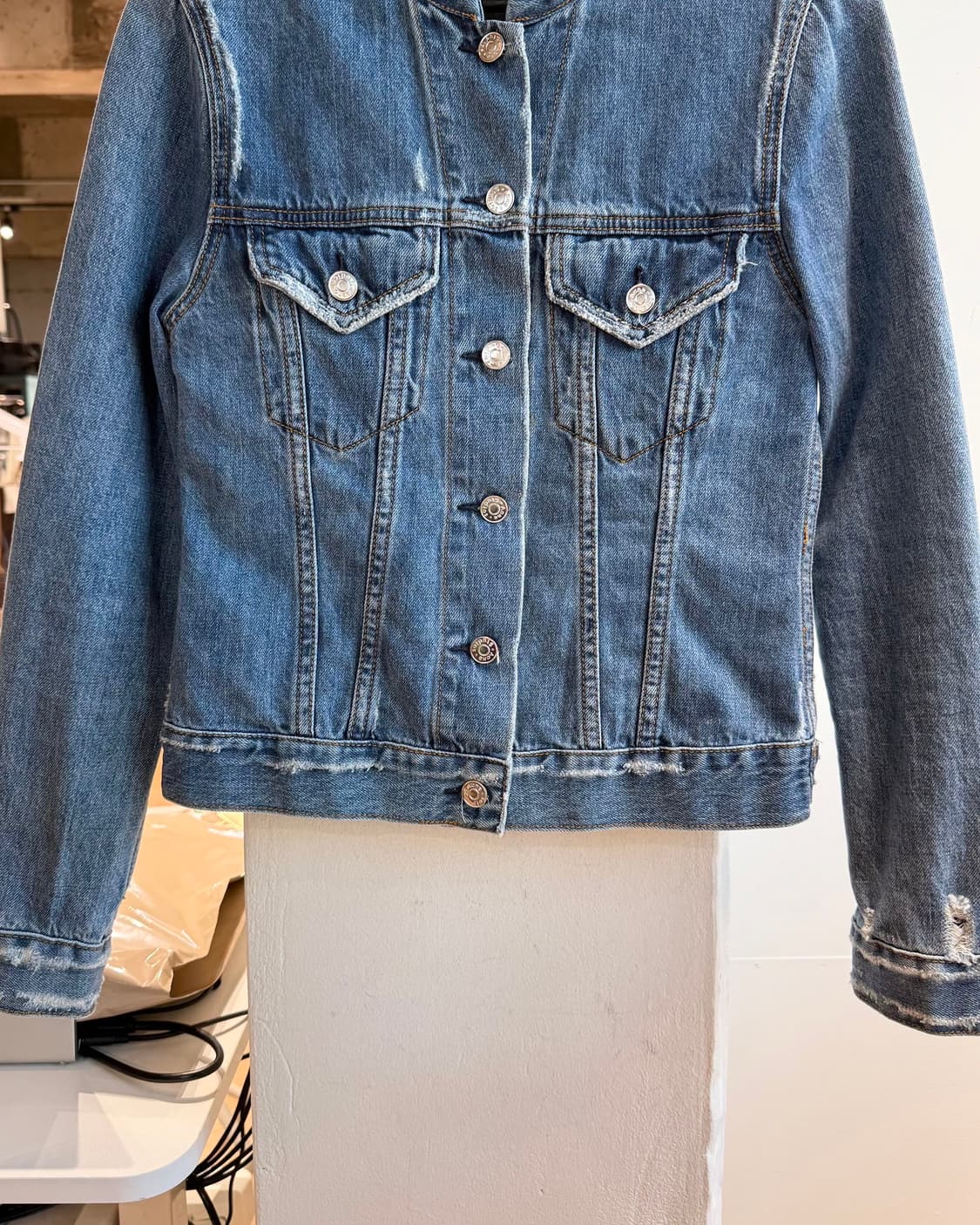 아크네 스튜디오 데님 데스트로이드 데님 자켓  상품이미지5