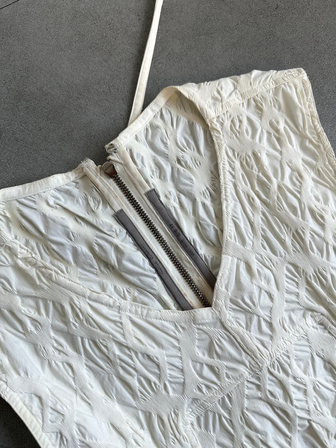 릭오웬스 밀크 크링클 백지퍼 슬리브리스 탑 상품이미지2