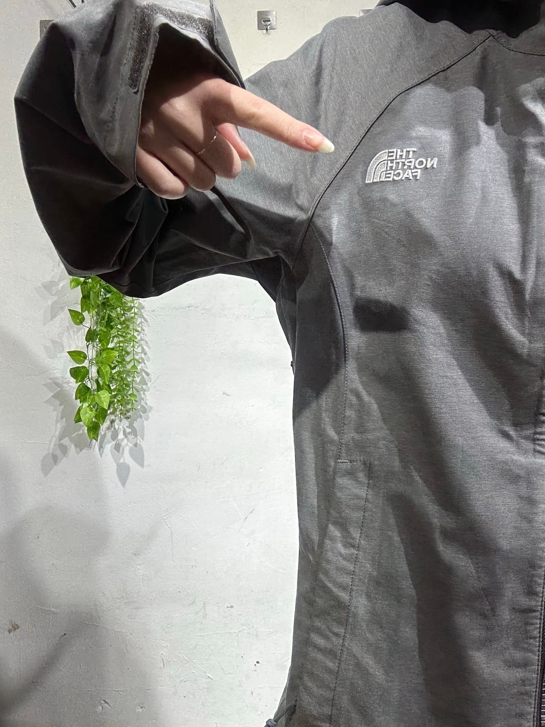 노스페이스 그레이 여성용 하이벤트 후드 바람막이 등산 자켓  상품이미지3