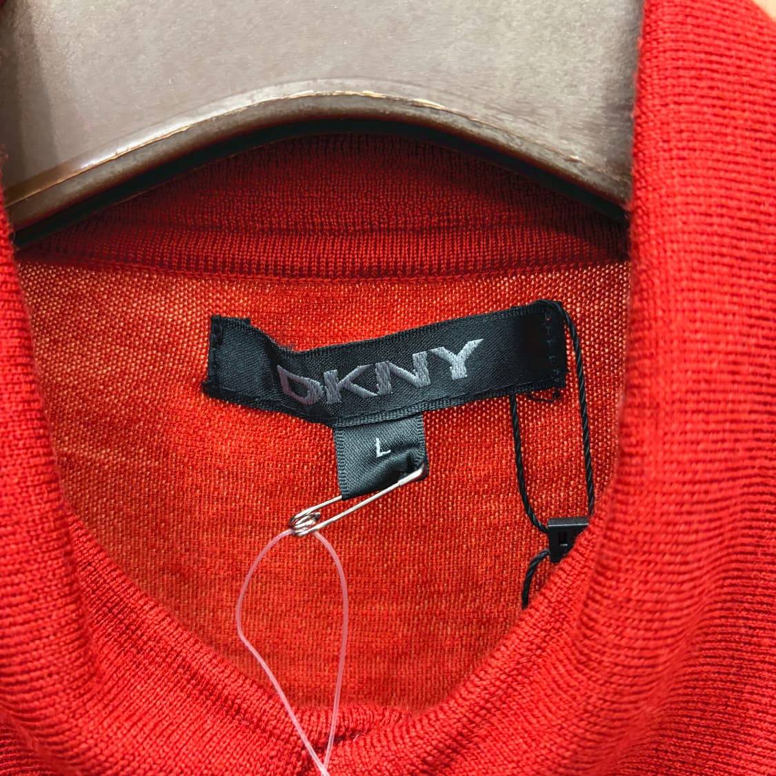 도나카란 뉴욕 긴팔 울 니트 셔츠 카라 히든 버튼 플라켓 디테일 레드 상품이미지7