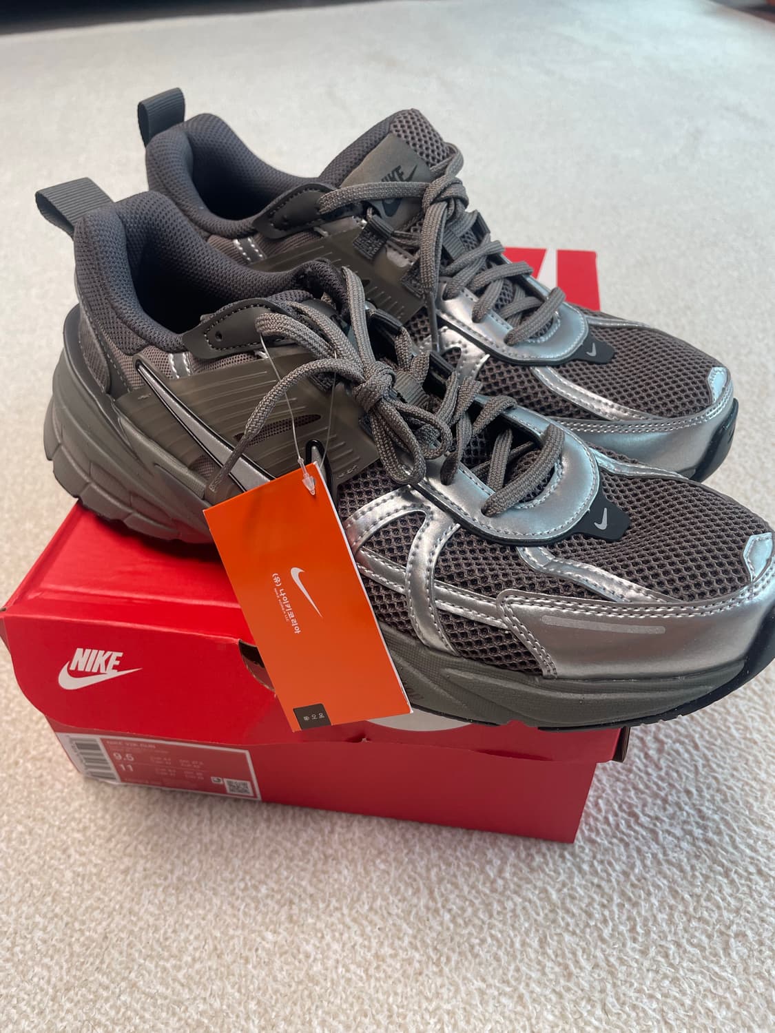 나이키 V2K 런 운동화 케이브 스톤/메탈릭 실버 275 상품이미지1