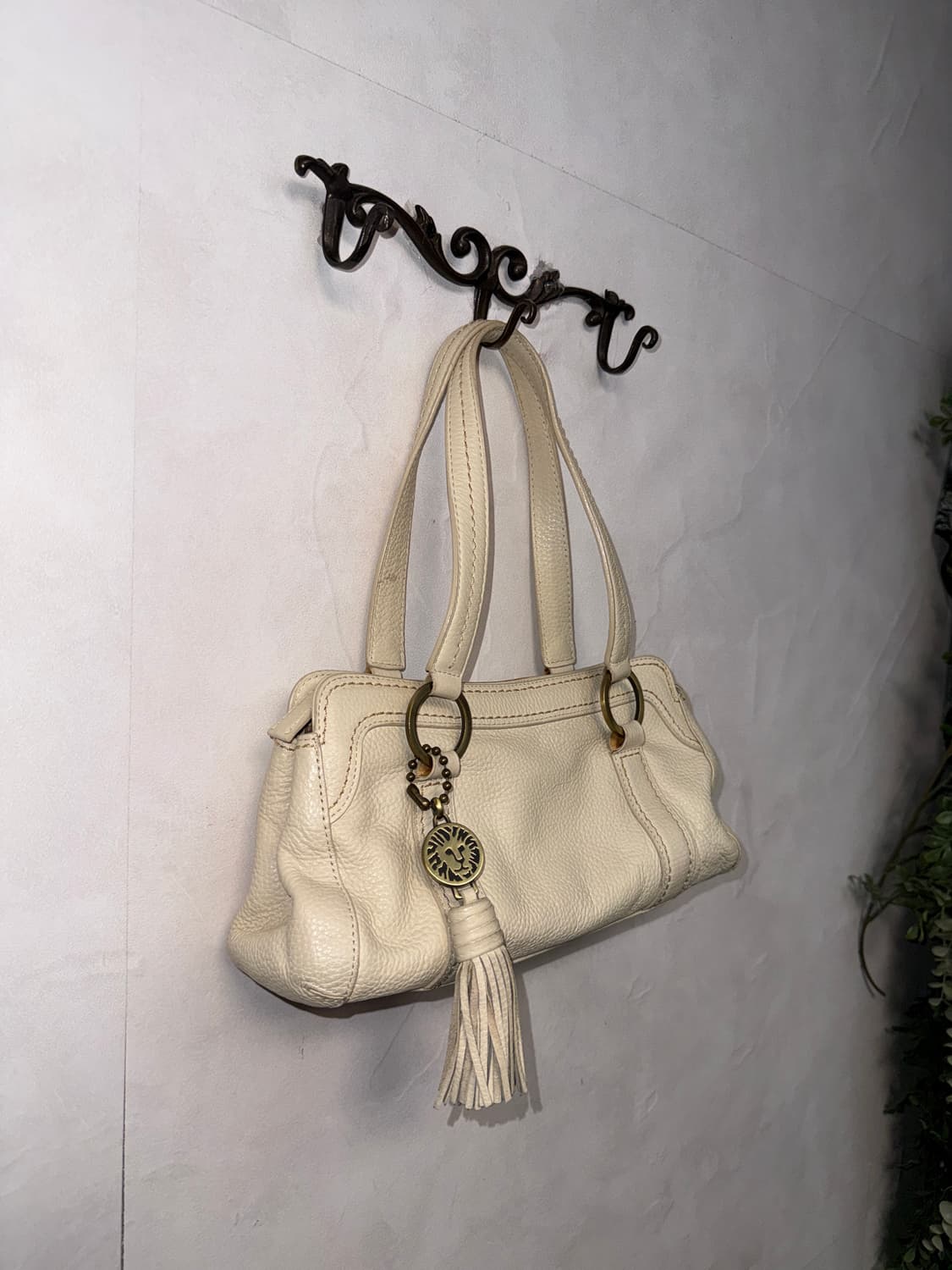 Anne Klein ivory stitch tassel 숄더백  상품이미지2