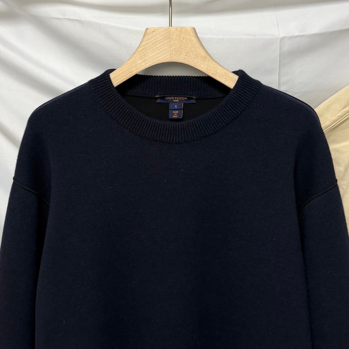 [S+급/S] 루이비통 블루 오픈 슬리브 라운지웨어 모노그램 여성 니트 상품이미지2