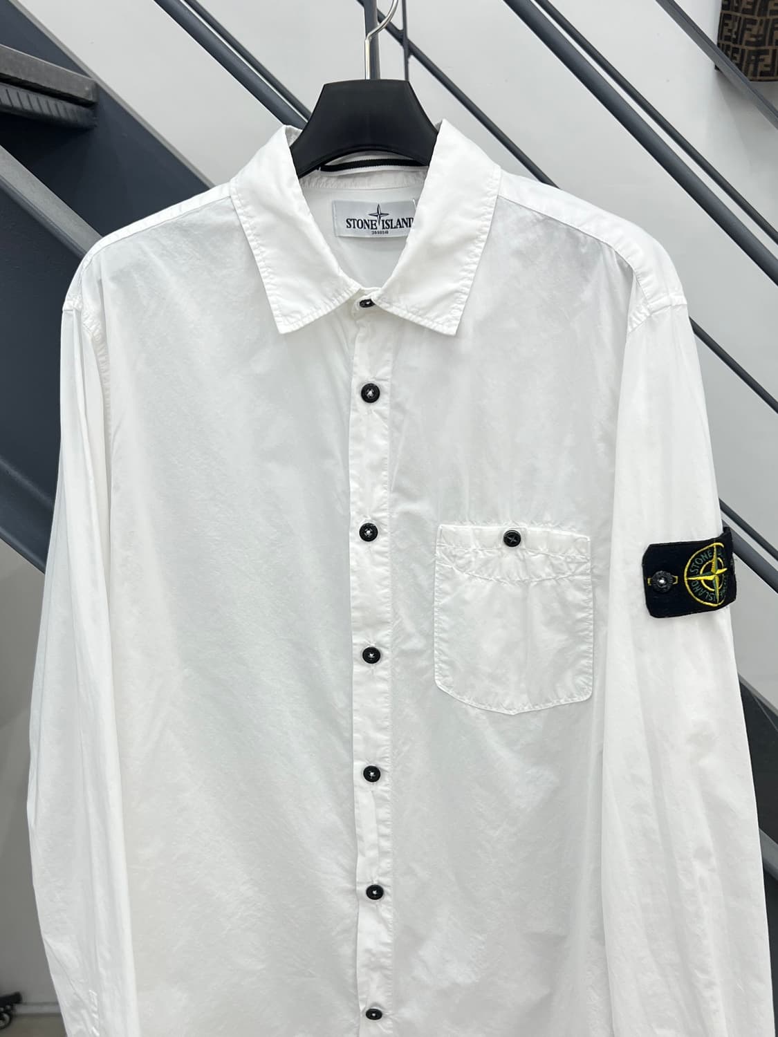 스톤아일랜드 와펜 화이트 포켓 셔츠 상품이미지2