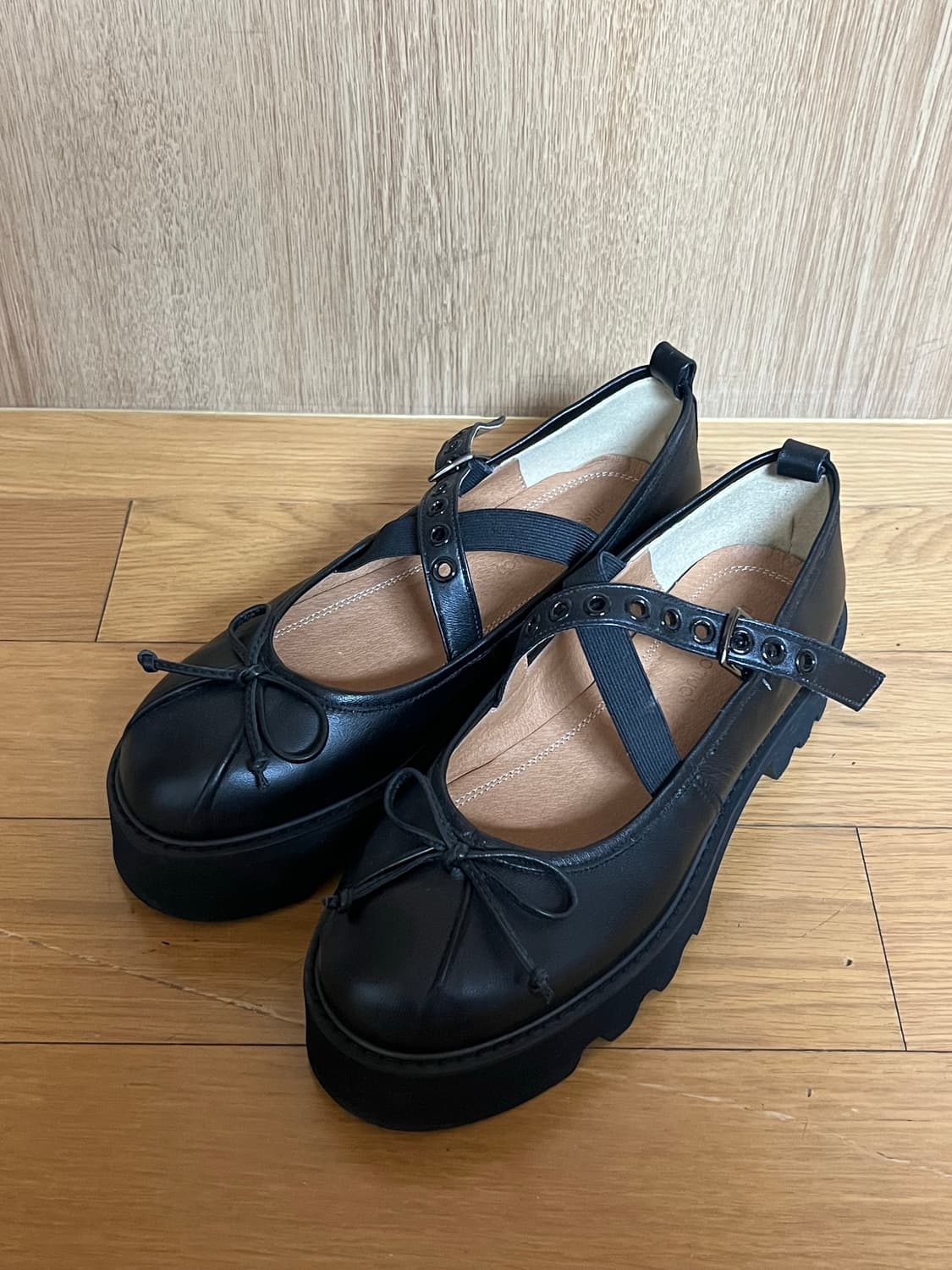 미슈쏘머치: 월당 당혜 엑스 스트랩 로퍼_블랙 / 245 상품이미지2