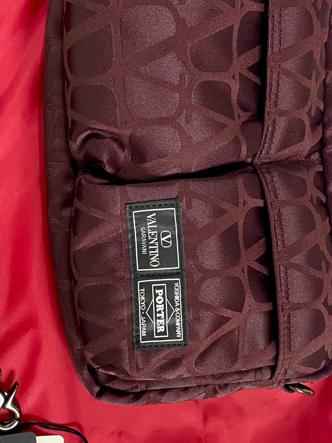 발렌티노x요시다포터 가라바니 로코 백 버건디 상품이미지4