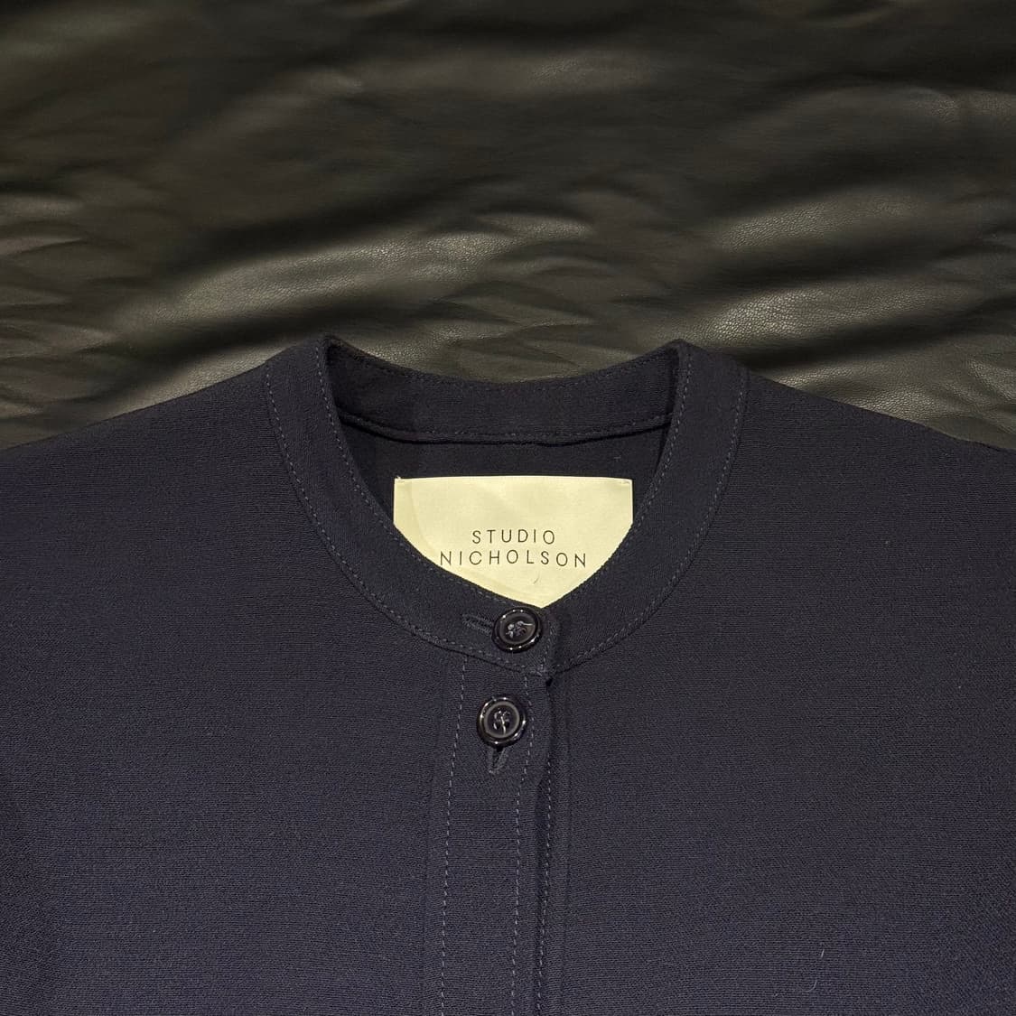 스튜디오니콜슨 네이비셔츠 상품이미지3