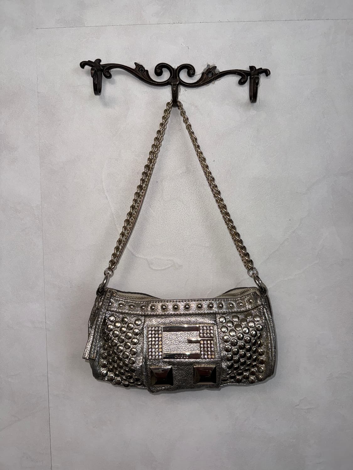 Guess silver stud triple chain 숄더백  상품이미지1