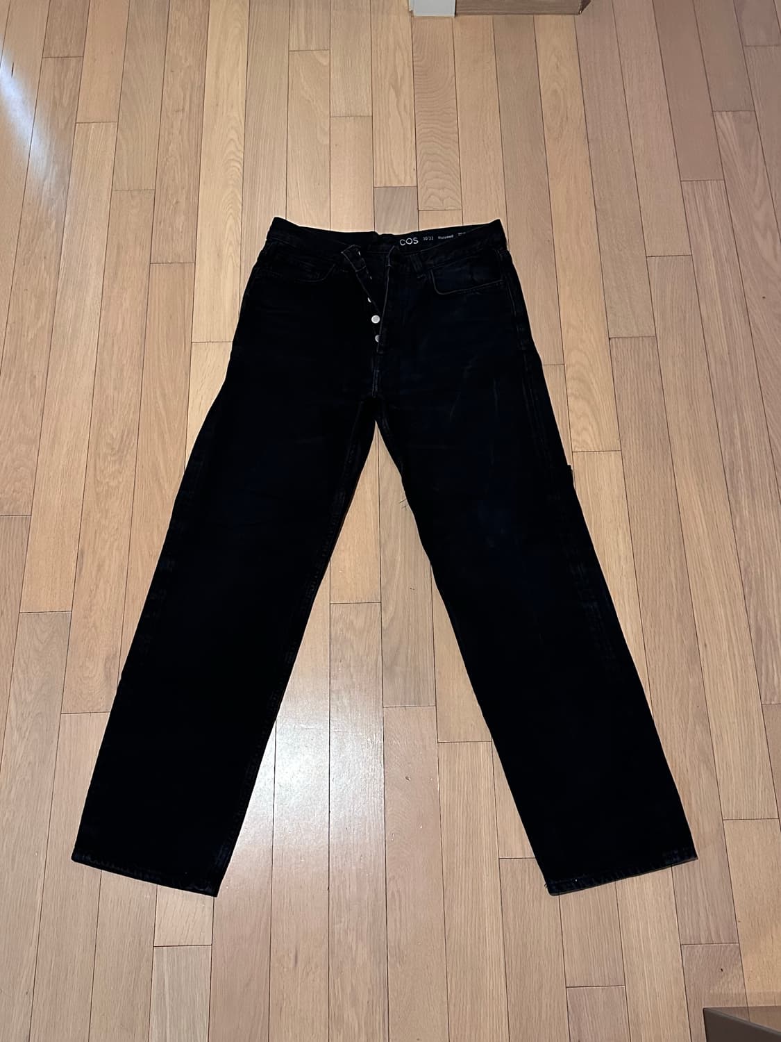 코스 릴렉스드 데님 흑청 로우라이즈 30/32 판매합니다 상품이미지2