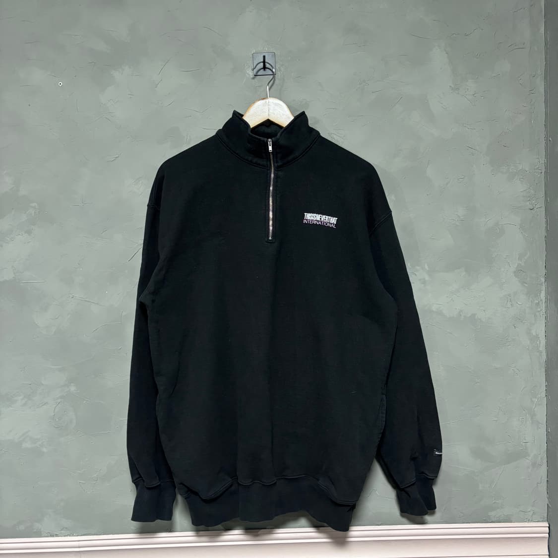 디스이즈네버댓 반집업 맨투맨 상품이미지1