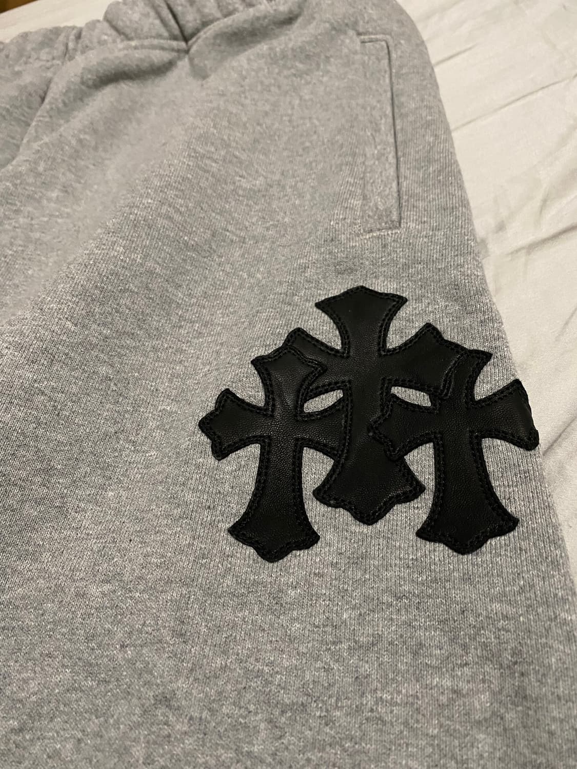 [L] 크롬하츠 트리플 크로스 레더 패치 페이퍼잼 스웨트팬츠 헤더 그레이 상품이미지3