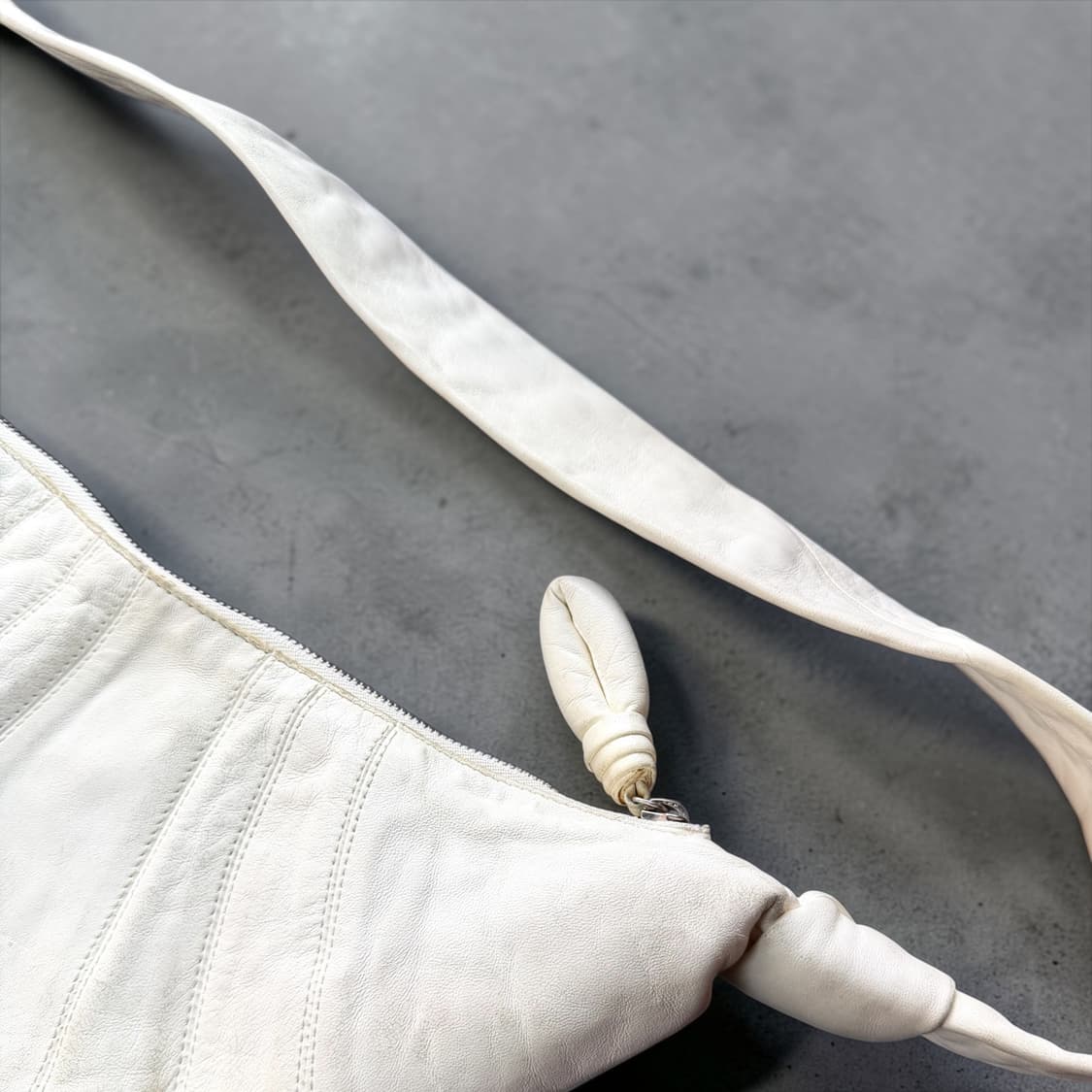 르메르 스몰 크루아상 나파 레더 크로스백 화이트 상품이미지4