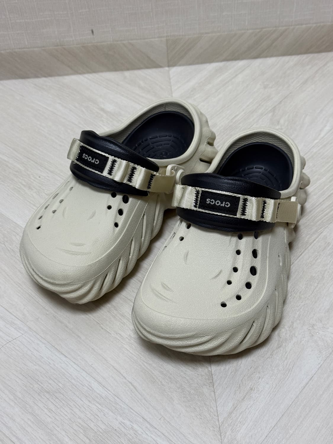 크록스 에코 클로그 본/블랙 (220) 상품이미지1