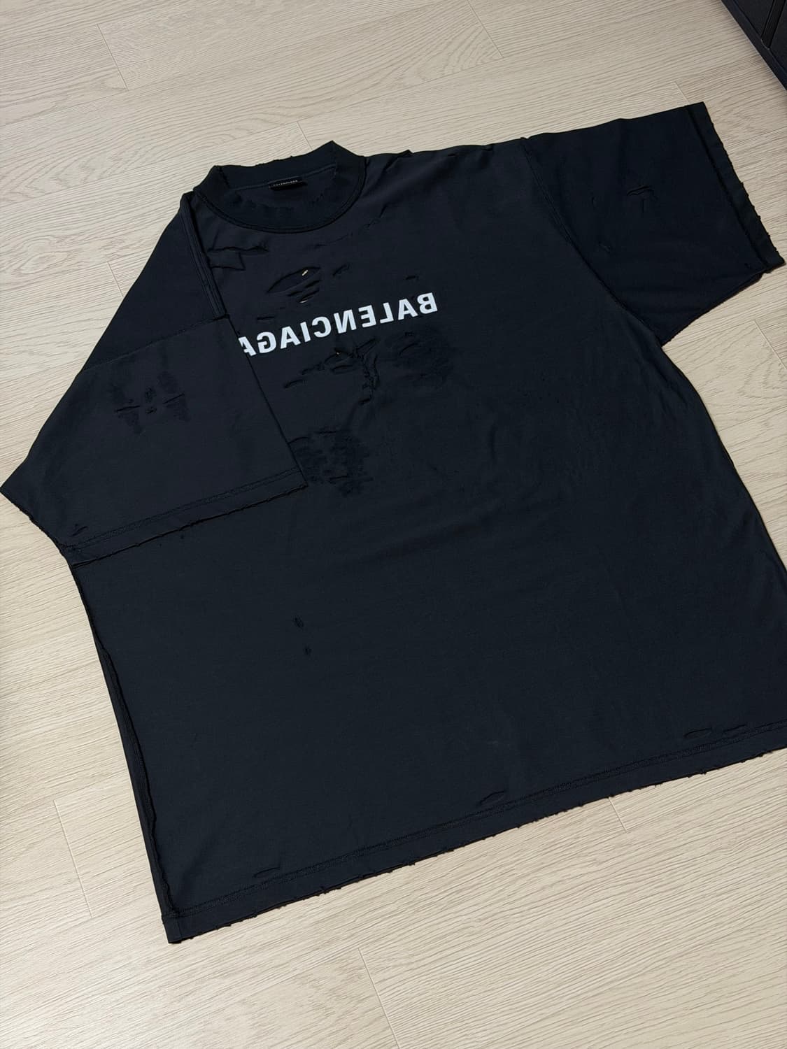 발렌시아가 인사이드 아웃 미러 오버사이즈 디스트로이드 티셔츠 블랙 상품이미지3