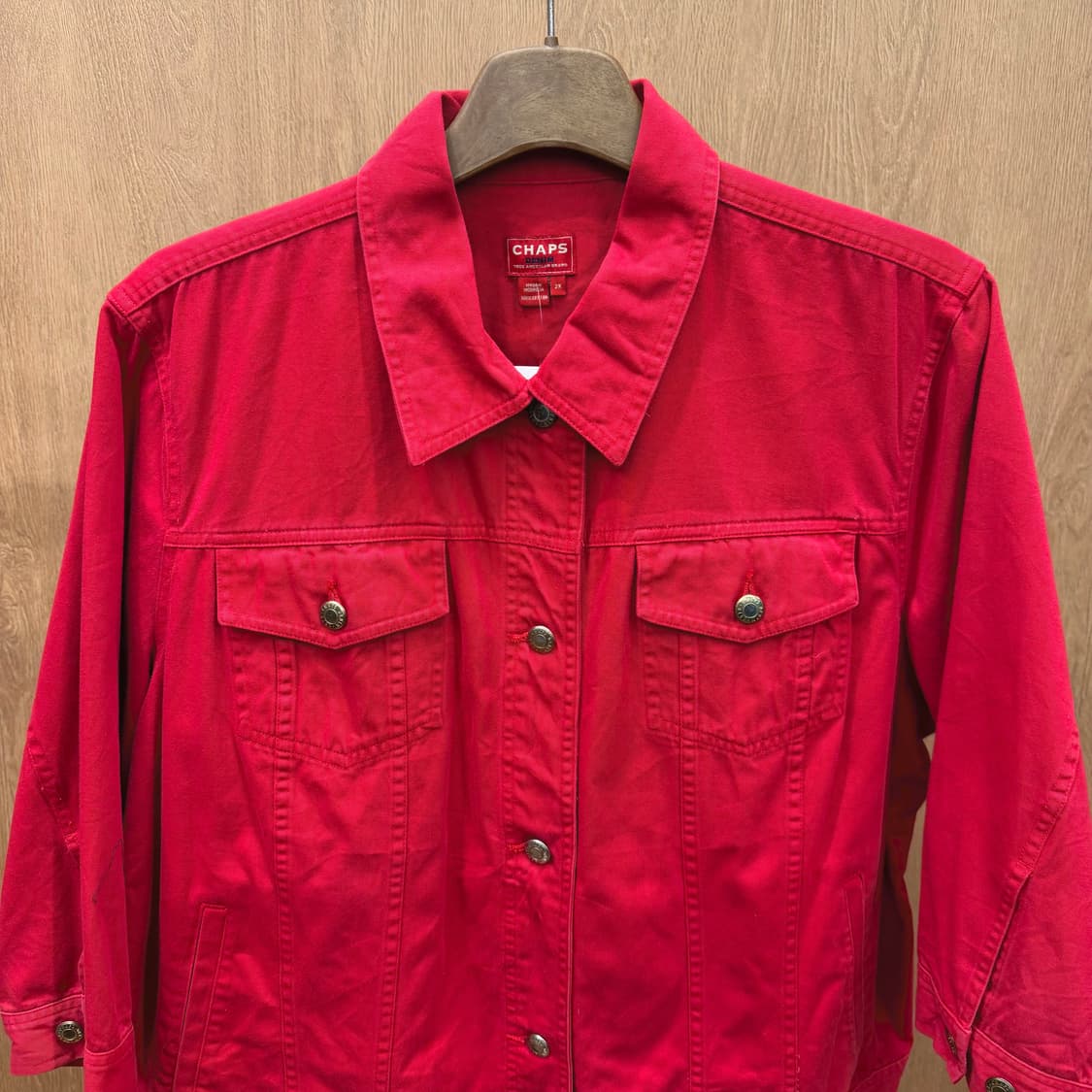 챕스 트러커 데님 자켓 로고 가죽 패치 소매 버튼 디테일 레귤러핏 레드 상품이미지4