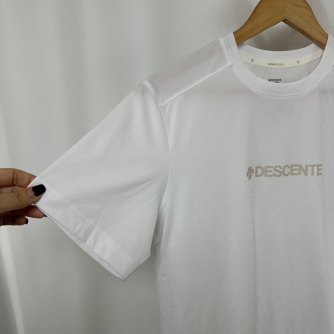  데상트 남자 얇은 스판 반팔티 화이트 95 상품이미지2