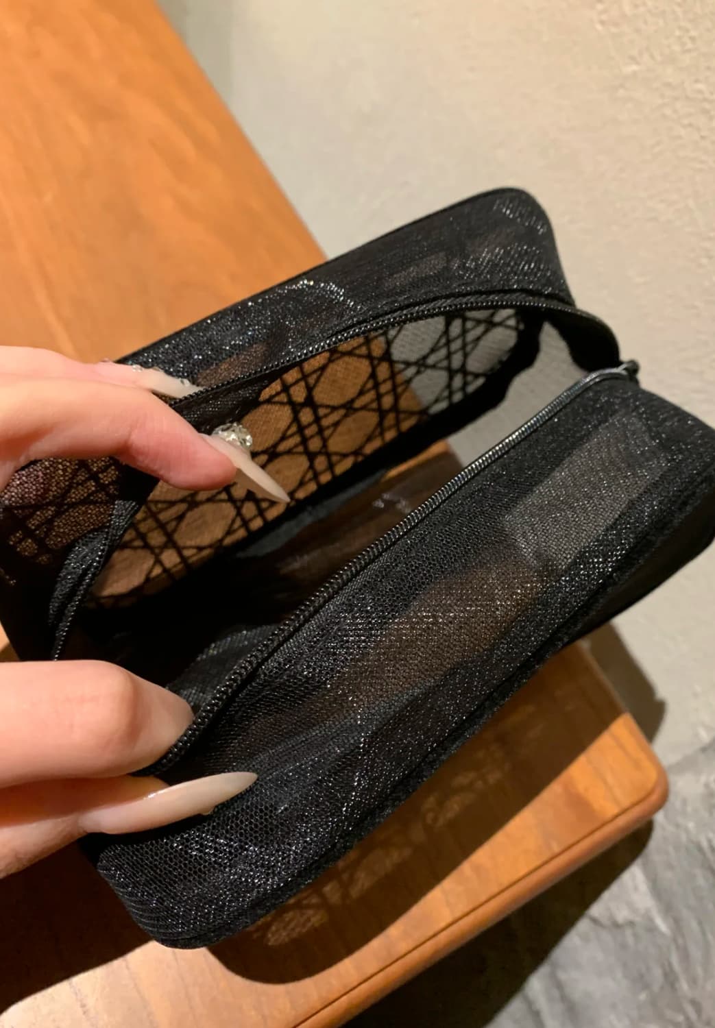 디올 메쉬 블랙 파우치 상품이미지3