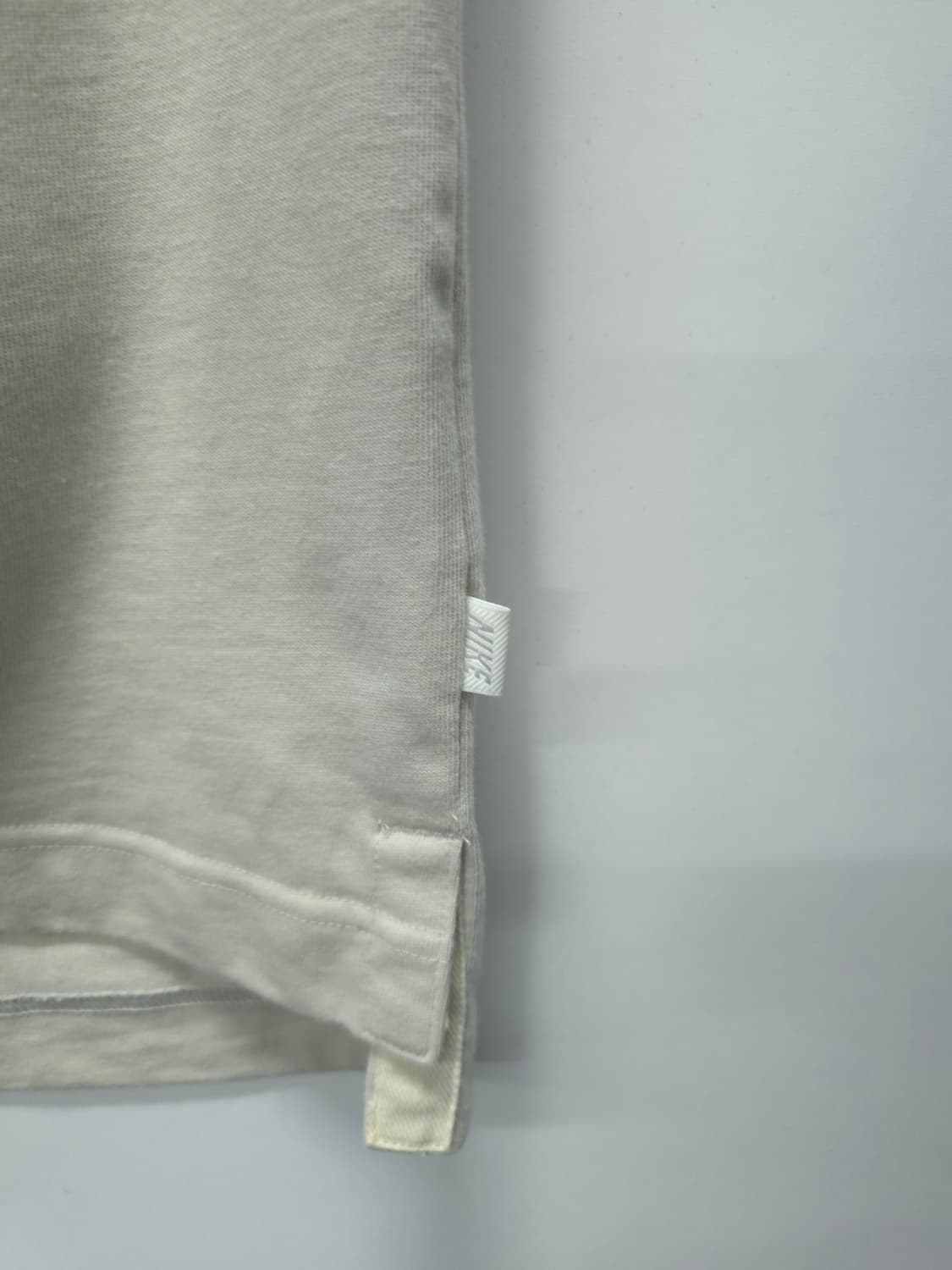 ​나이키 센터 스우시 백지퍼 포켓 반팔 티셔츠 (100) 상품이미지6