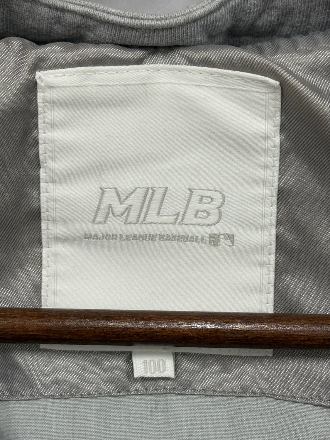 MLB 빅 이니셜 로고 실버 후드자켓 상품이미지3