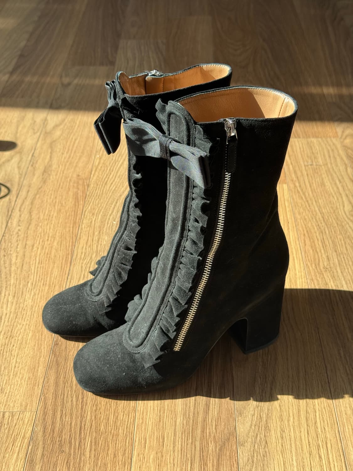 로랑스 디케이드(Laurence Dacade) 스웨이드 리본 앵클 부츠 상품이미지1