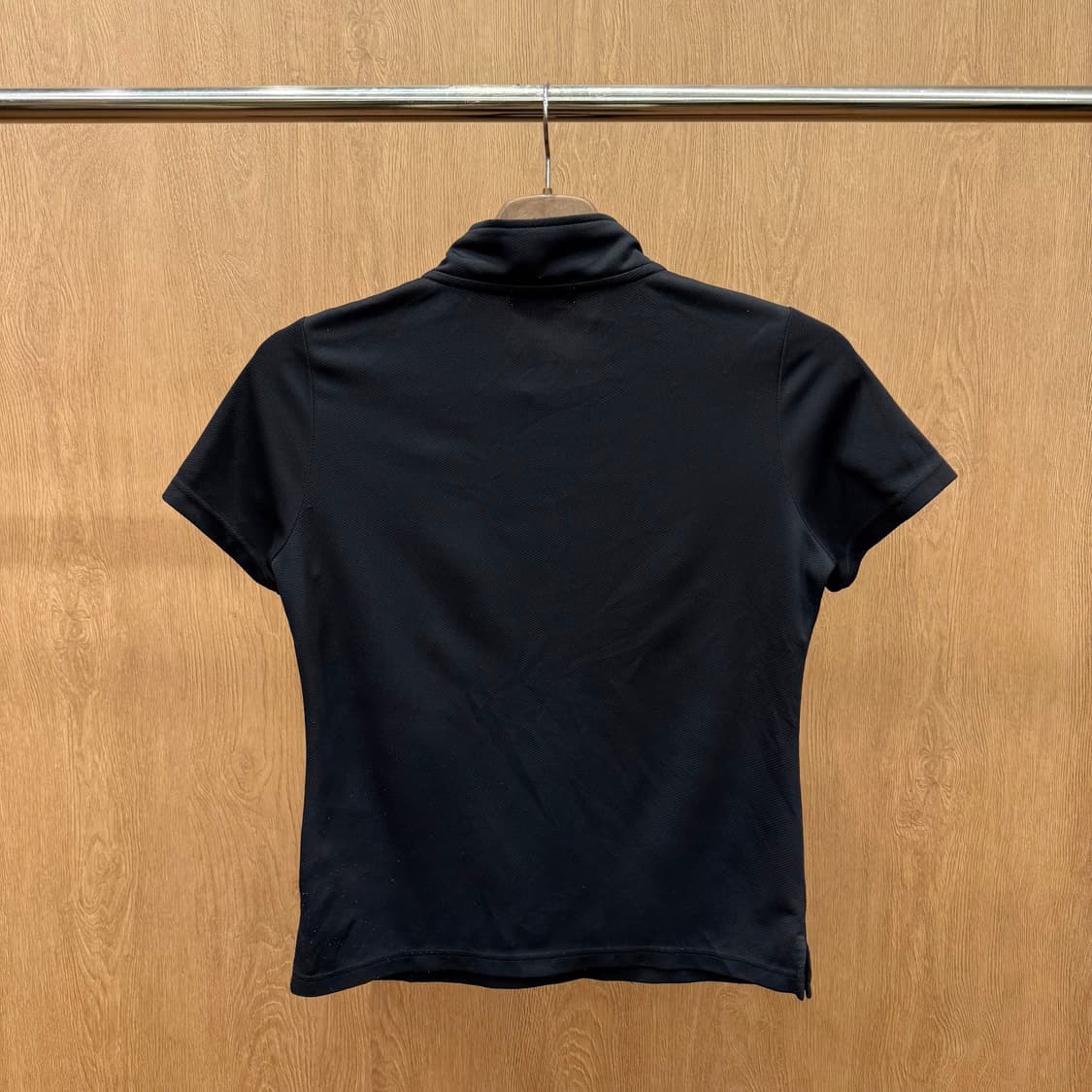 꾸레쥬 하프 집업 반팔 티셔츠 올오버 로고 패턴 슬림핏 블랙 상품이미지3