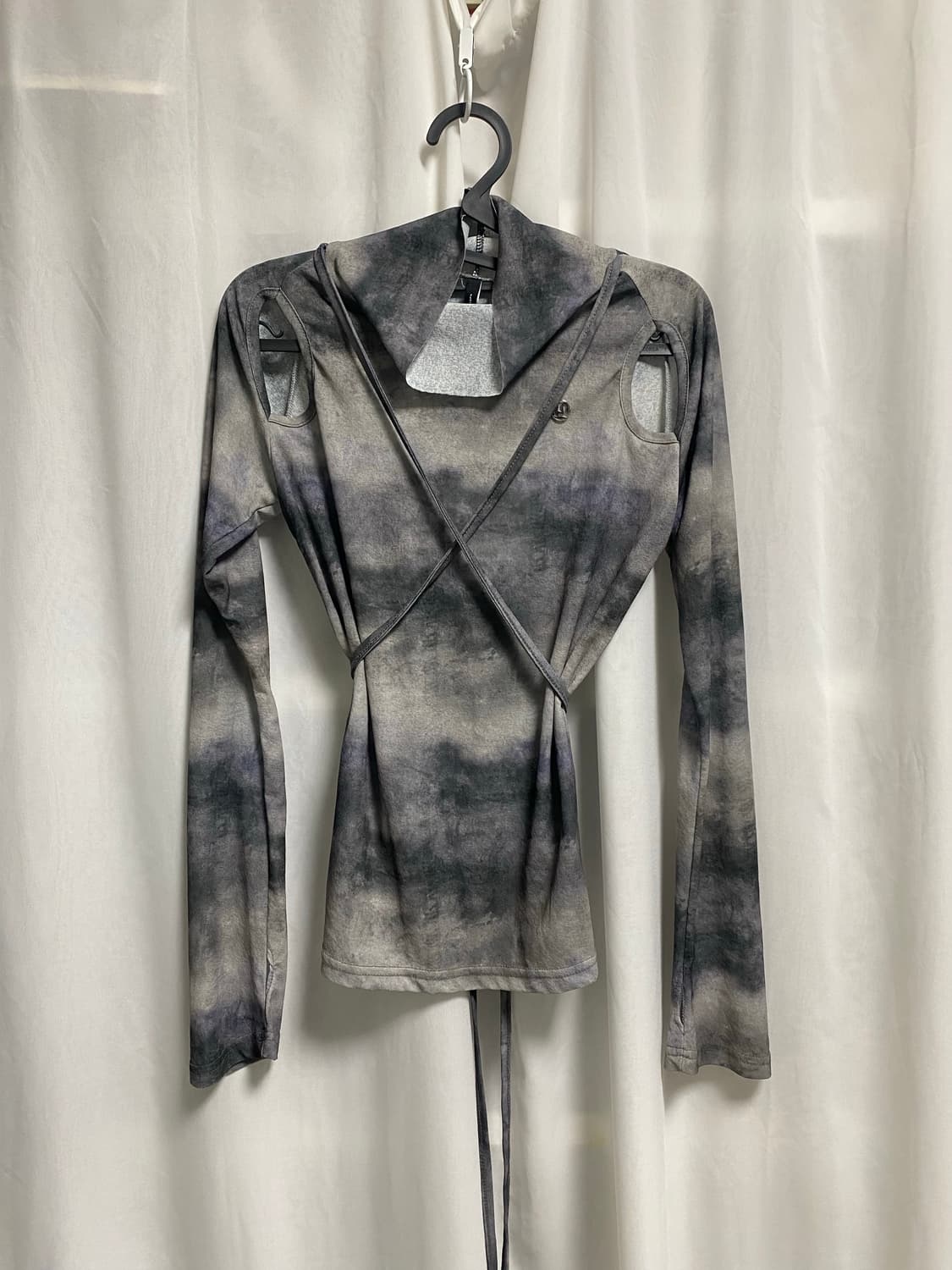 Cut out strap long sleeve 상품이미지1