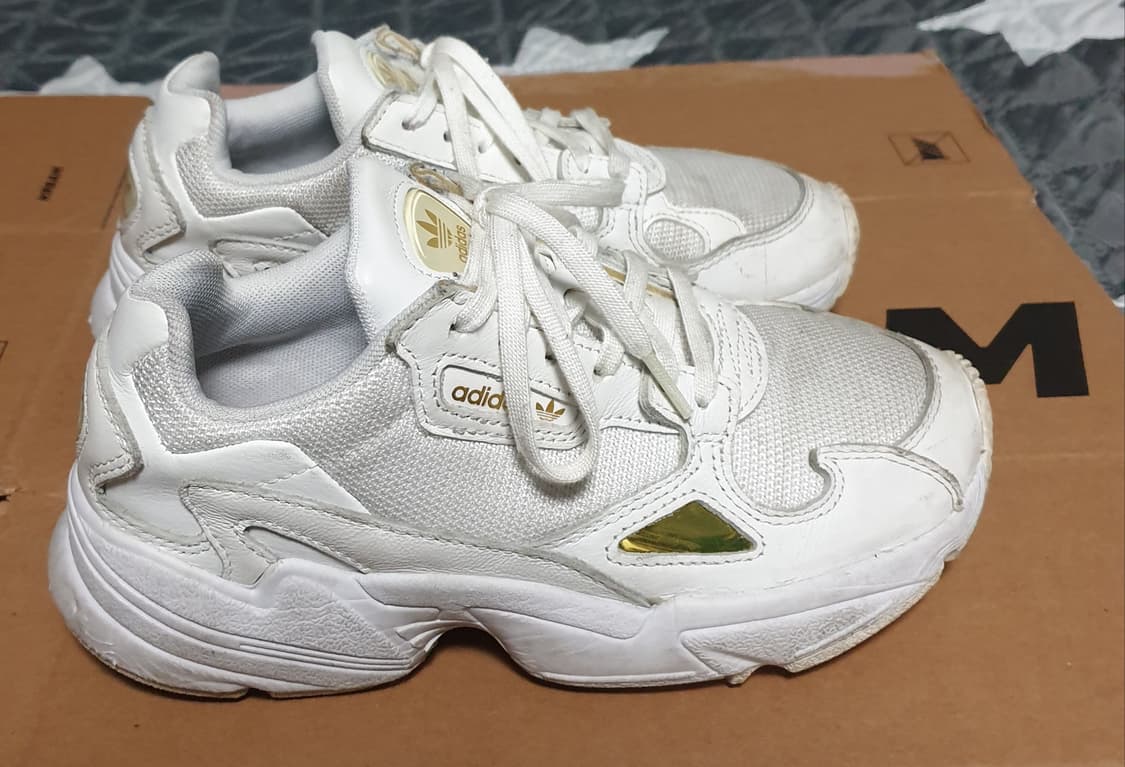 아디다스 팔콘 화이트 골드 어글리 스니커즈 (220) EE8838 상품이미지1
