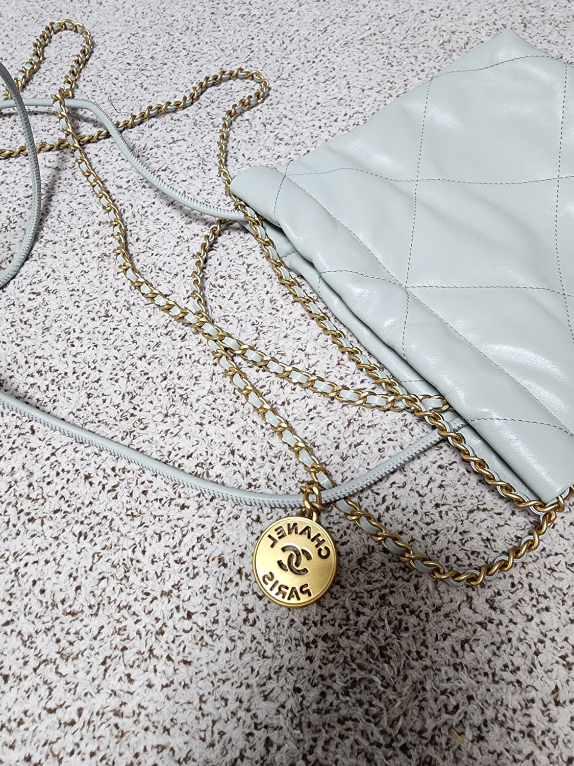 샤넬 22 미니백 베이비블루 상품이미지3