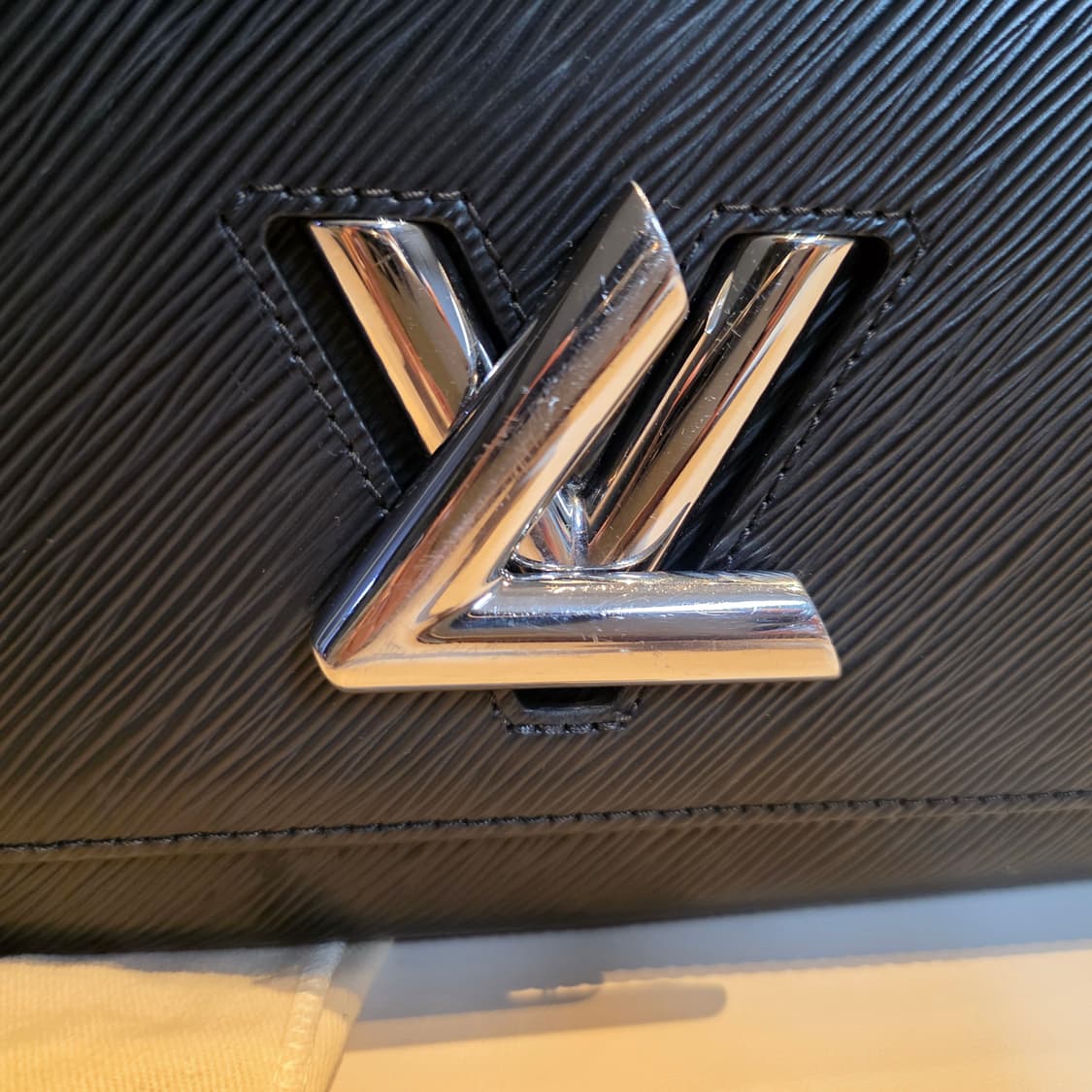 루이비통 트위스트 MM 블랙 에피 가죽 은장 상품이미지2