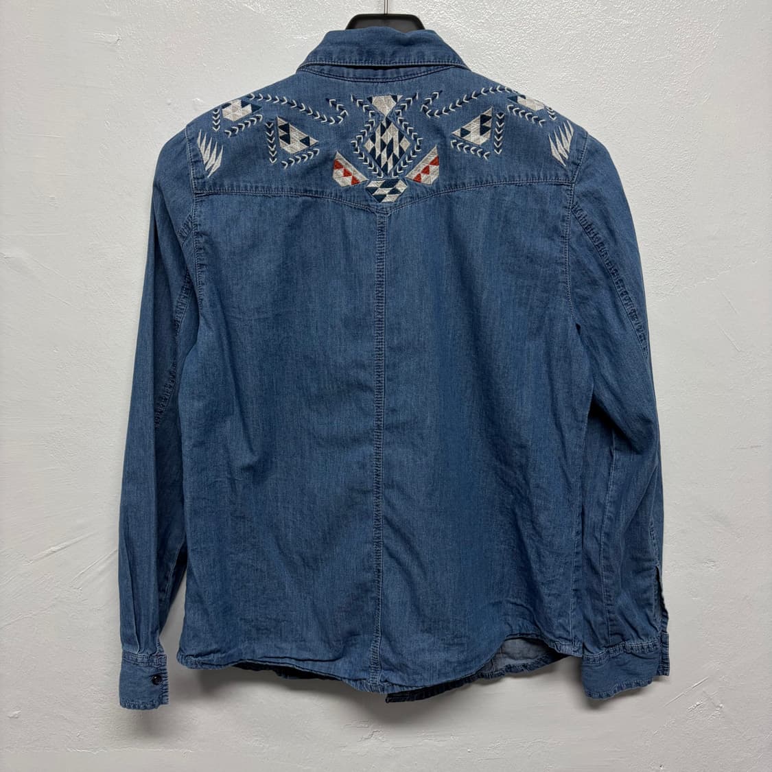 패턴 자수 데님 셔츠 상품이미지2