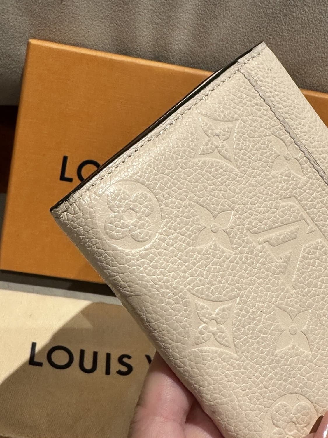 [정품] 루이비통 엠보 모노그램 아이보리 장지갑 풀구성품 상품이미지4