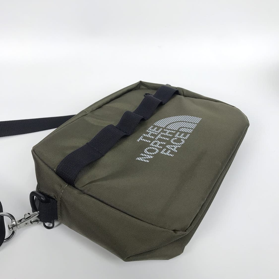 노스페이스 카키색 크로스백 가방 상품이미지5