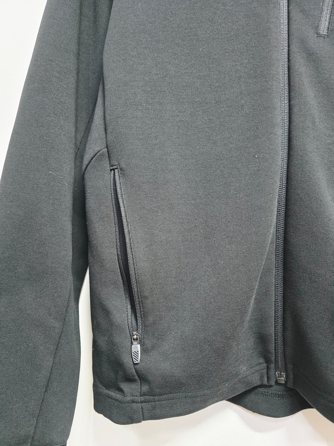 데상트 블랙 풀집업 자켓 상품이미지3