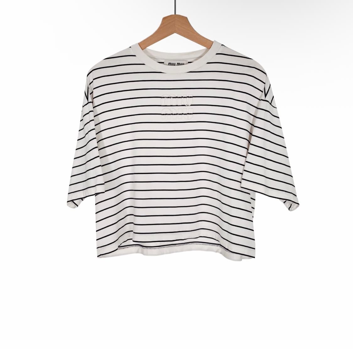 [M] 미우미우 여성 자수 로고 스트라이프 크롭 반팔 티셔츠 아이보리 상품이미지1