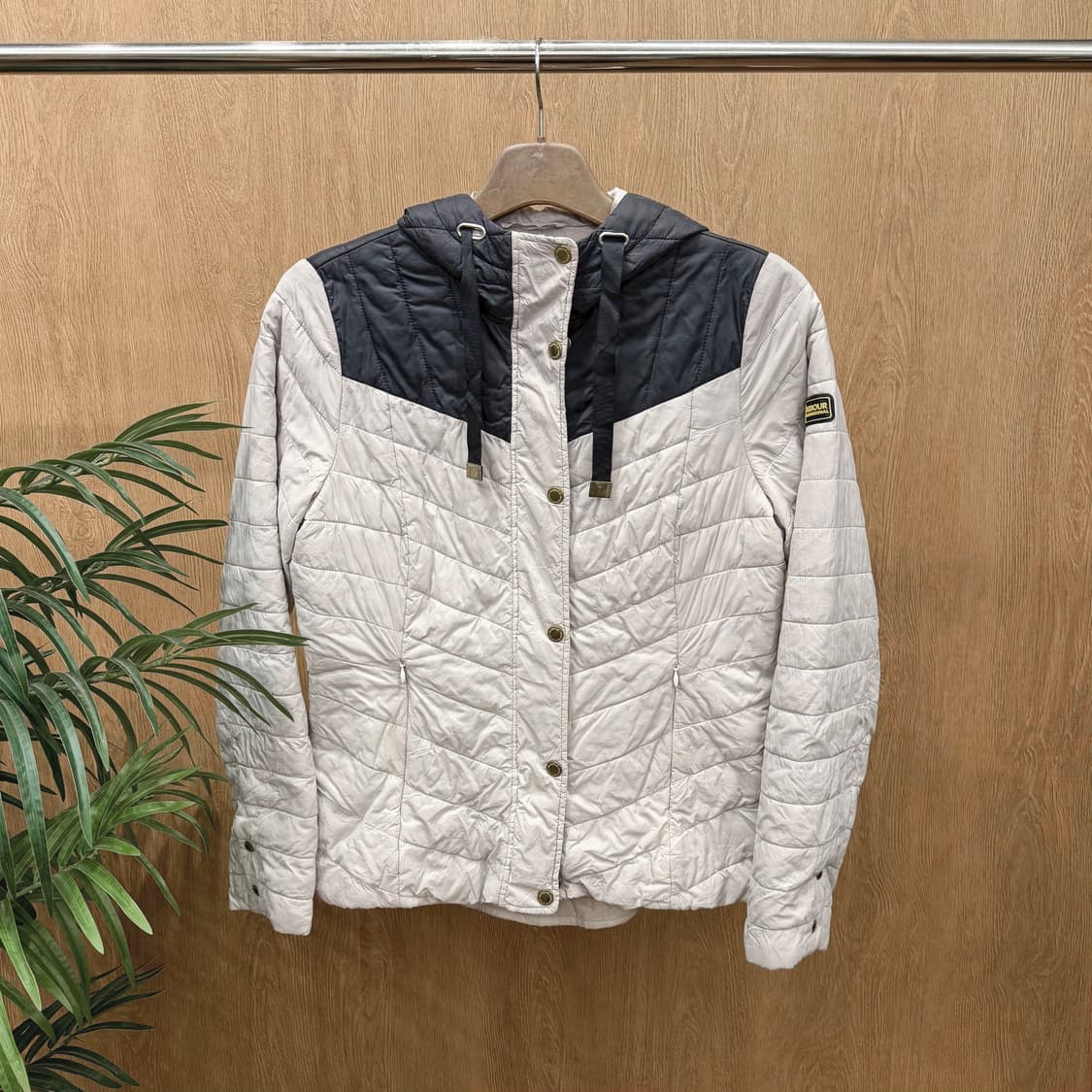 바버 후드 경량 패딩 배색 골드 로고 더블 포켓 디테일 라이트 그레이 상품이미지1