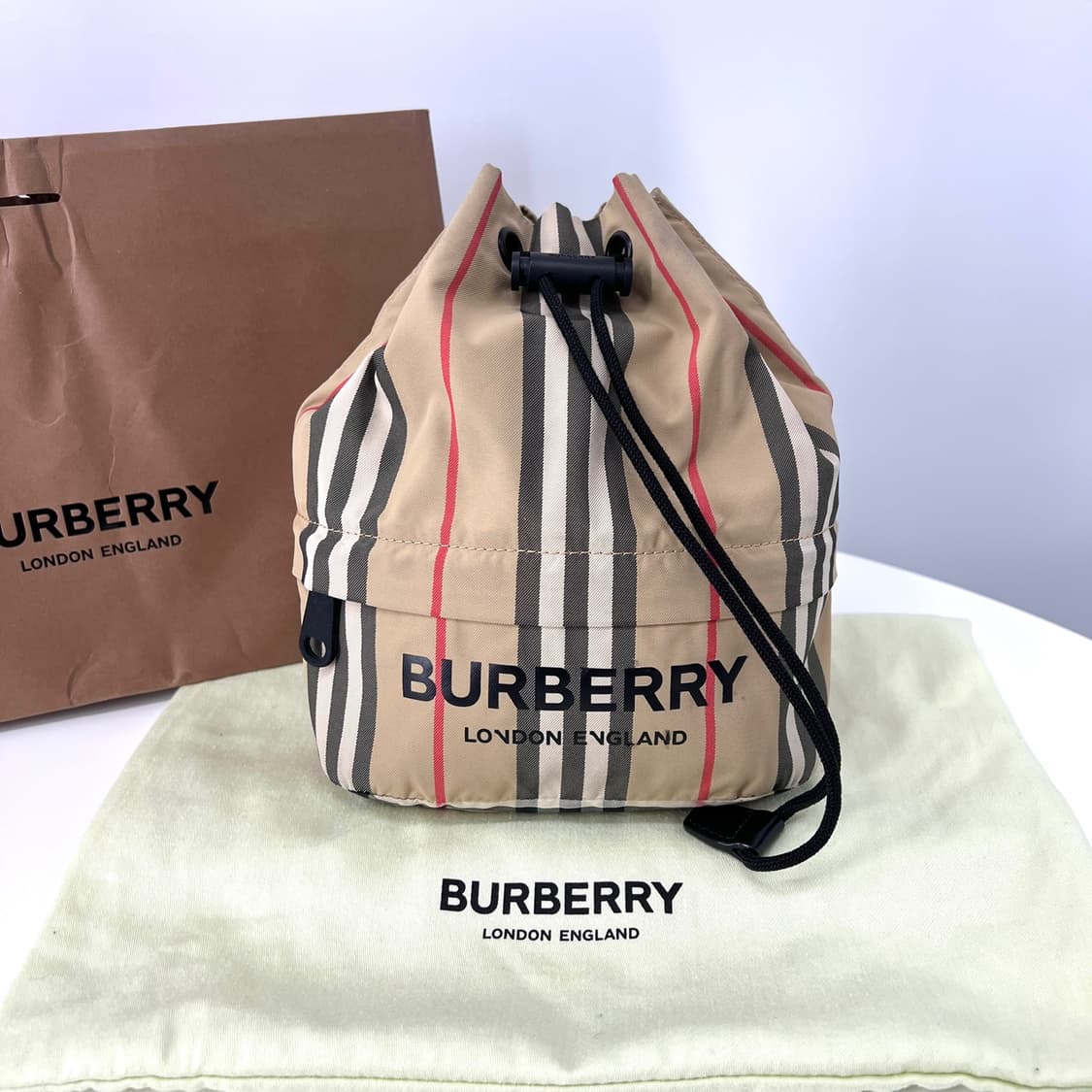 버버리 포이베 버킷 파우치 베이지 (8026737) 상품이미지2