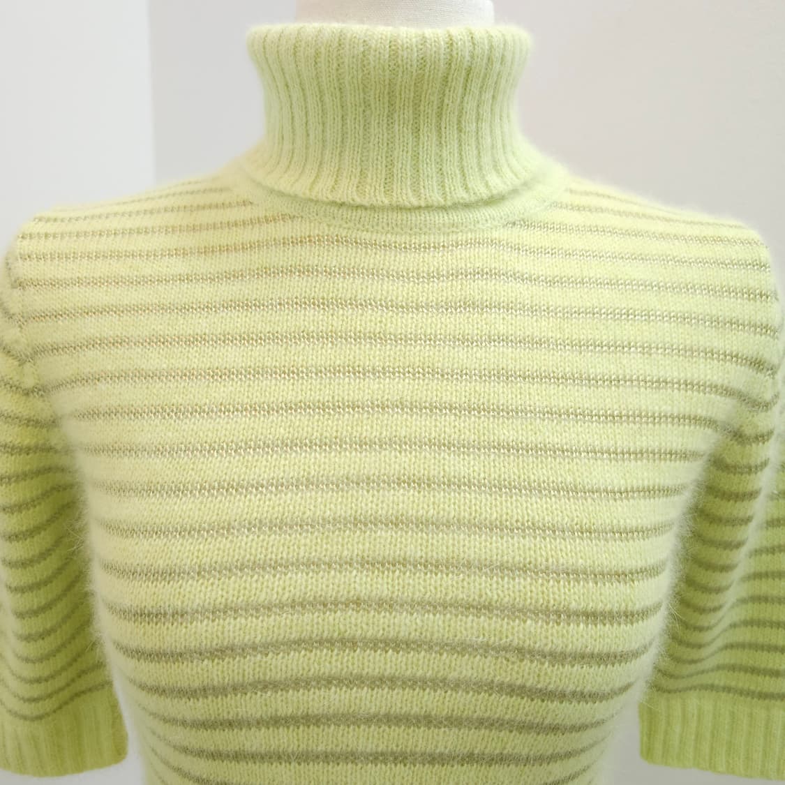 파스텔 라임 앙고라 스트라이프 반팔 터틀넥 니트 상품이미지3