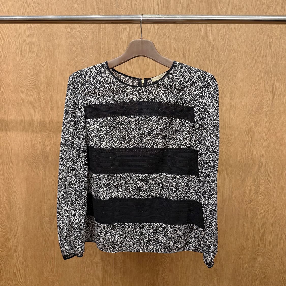 버버리 긴팔 라운드넥 실크 블라우스 플라워 패턴 디테일 배색 포인트 상품이미지2