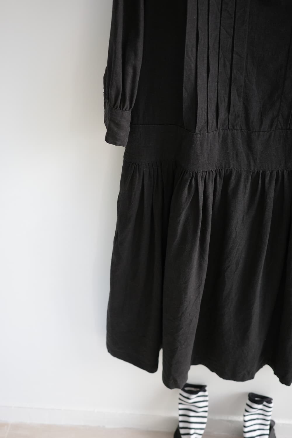 le ciel 
• 블랙 린넨 둥근카라 핀턱 주름 롱 원피스 상품이미지6