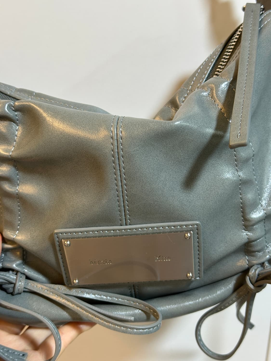 마뗑킴 하프 셔링 리본 라운드백 스모크블루 가방 상품이미지4