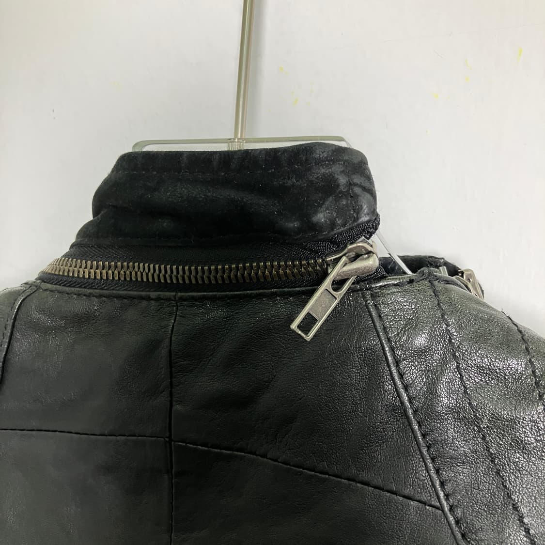 시스템 비대칭 사선 하이넥 램스킨 자켓  상품이미지10