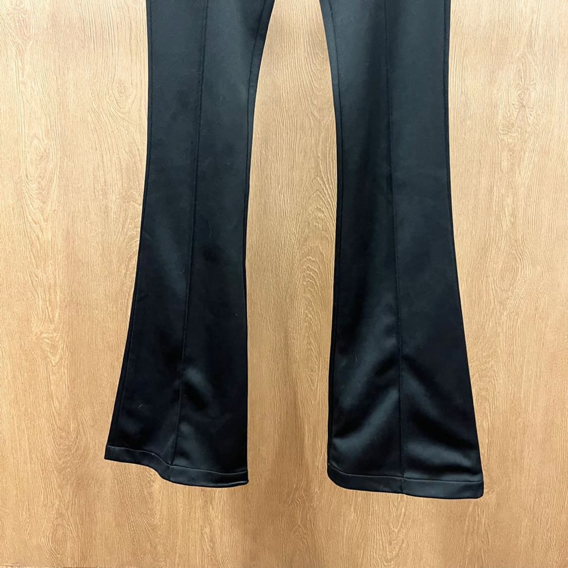 꾸레쥬 트레이닝 팬츠 로고 자수 지퍼 포켓 밴딩 디테일 부츠컷 블랙 상품이미지5